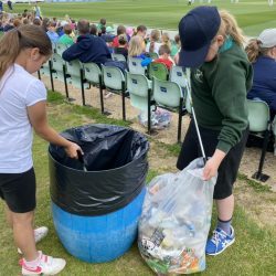 children-collecting-litter-bin